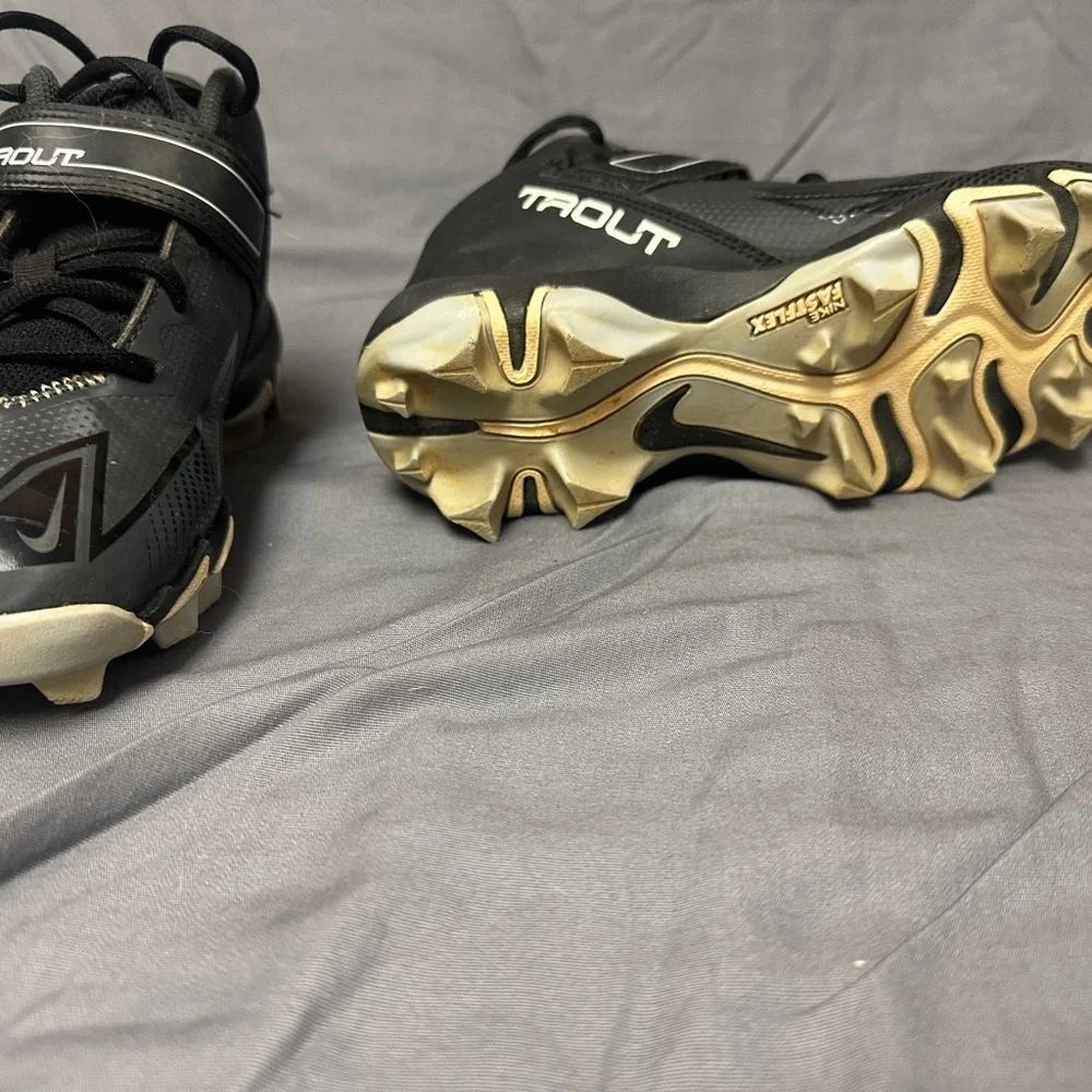 Nike Kids Black and Gray Shoes - Picture 5 of 7